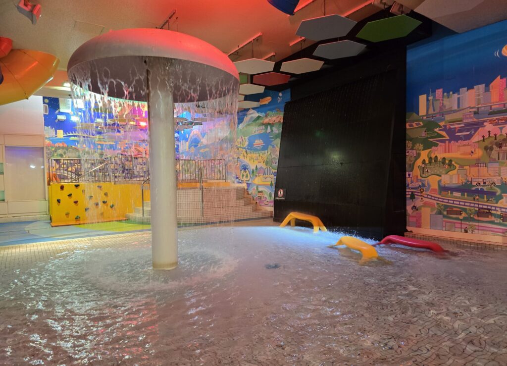 定山渓ビューホテルの「水の王国 ラグーン」。16時30分過ぎ、夕食時で混雑が解消し、のびのびと泳げる様子。