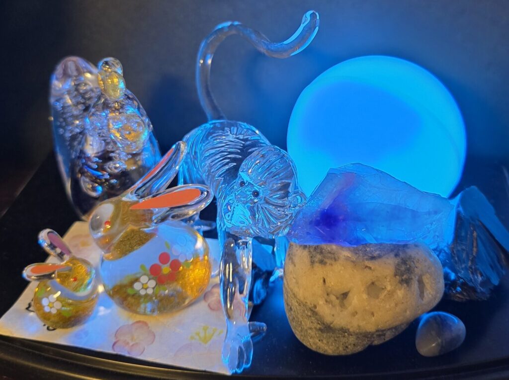 ダイソーで税込330円で購入したルミカ製「チェンジカラーボール」を使い、アメジストの原石とガラス細工を背後からライトアップ。8色の光がゆっくりと移り変わるグラデーションモードで、鉱石がキラキラと表情を変える幻想的な様子を収めた動画。