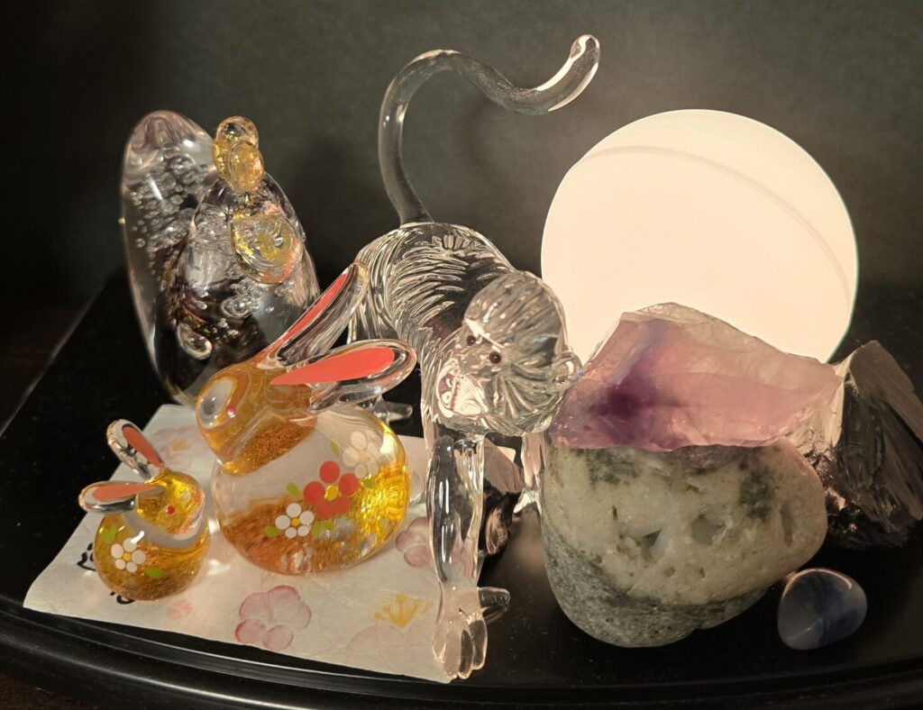 ダイソーで税込330円で購入したルミカ製「チェンジカラーボール」を使い、アメジストの原石とガラス細工を背後からライトアップ。8色の光がゆっくりと移り変わるグラデーションモードで、鉱石がキラキラと表情を変える幻想的な様子を収めた動画。